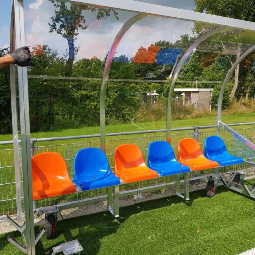 Dugout voetbal model 150 79 Nog een afbeelding van ONR Roden, plaatsing dugouts model DO150